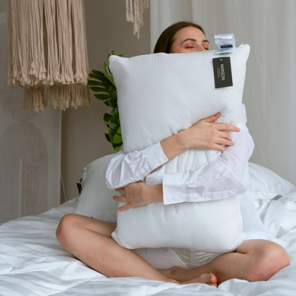 Фото - Подушка стандартна MirSon №805 Julia EcoSilk Hand made 70х70 см (2200003197051)