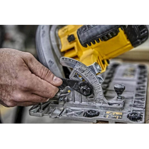 Фото - Пила дисковая DeWALT 1600 Вт (DWE576K)