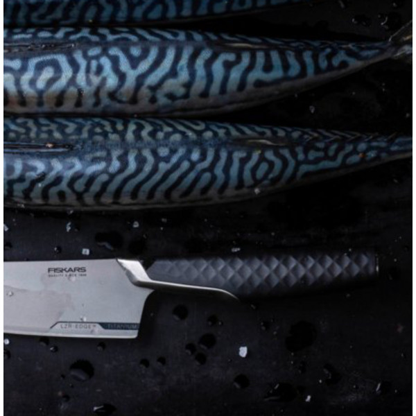 Фото - Ніж кухаря Fiskars Taiten 16 см (1066832)