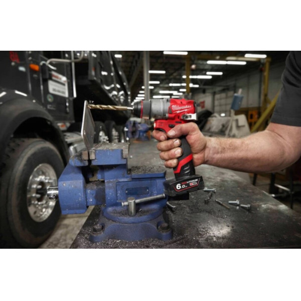 Фото - Дрель-шуруповерт Milwaukee M12 FDD2-202X, 37Нм (4933479873)
