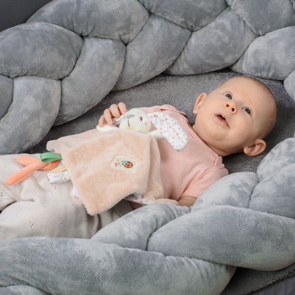 Фото - Погремушка BabyOno Обнимашка Веселый кролик (1539)