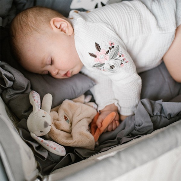 Фото - Погремушка BabyOno Обнимашка Веселый кролик (1539)