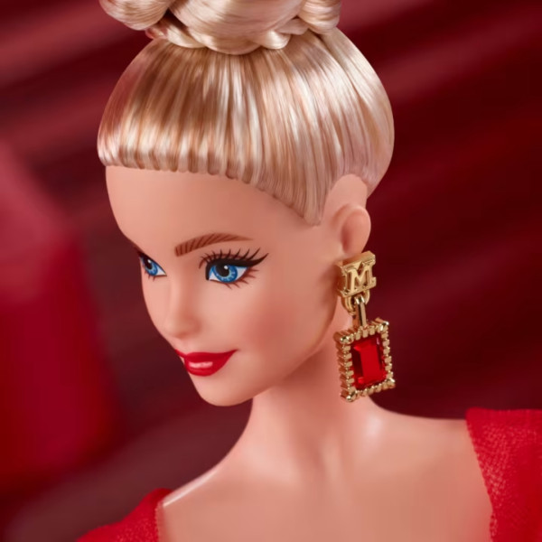 Фото - Коллекционная кукла Barbie «Ruby Red» к 80-летию Mattel — блондинка (JBJ17)