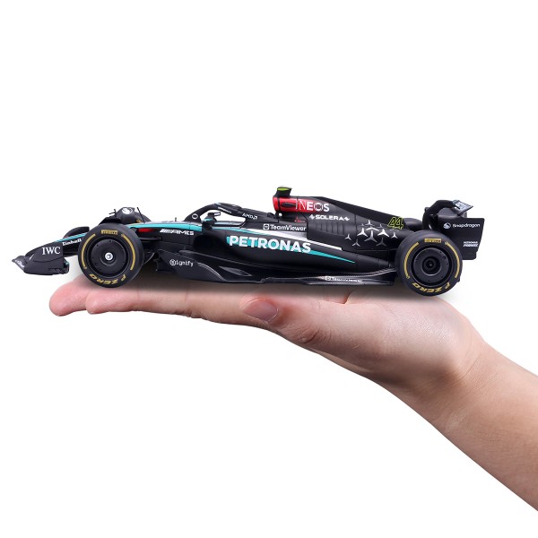 Фото - Коллекционная машинка 1:24 Bburago MERCEDES-AMG PETRONAS F1 W15 (2024) (1:24) (18-28069 (#44))