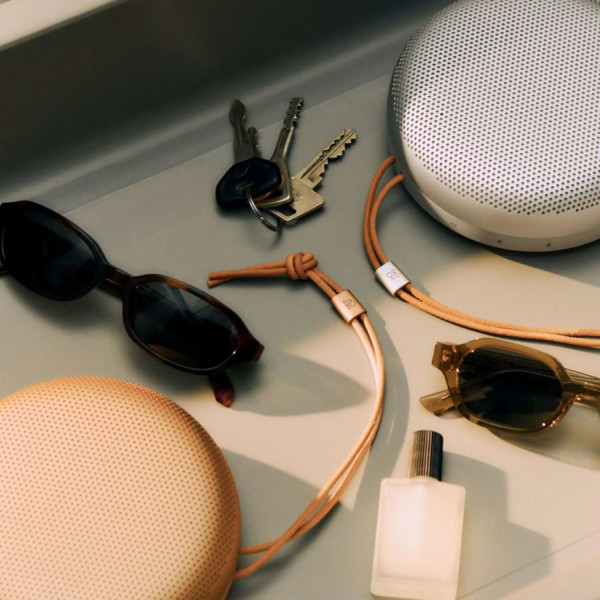 Фото - Портативная акустика Bang & Olufsen Beosound A1 3rd Gen Natural Alu (1736002)