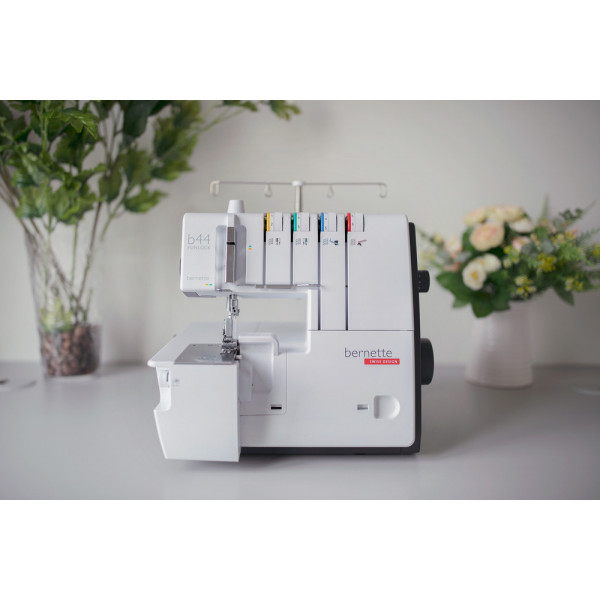 Фото - Оверлок Bernina Bernette FunLock B44