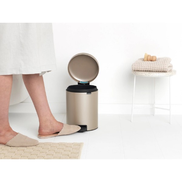 Фото - Бак для сміття з педаллю Brabantia Pedal Bin 5 л 304422