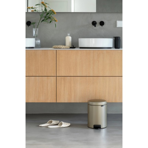 Фото - Бак для сміття з педаллю Brabantia Pedal Bin 5 л 304422