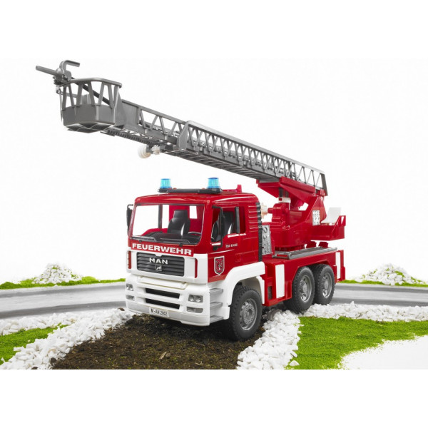 Фото - Наземная спецтехника BRUDER Пожарная машина MAN с лестницей (02771)