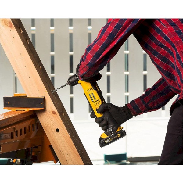Фото - Дрель-шуруповерт DeWALT DCD740N