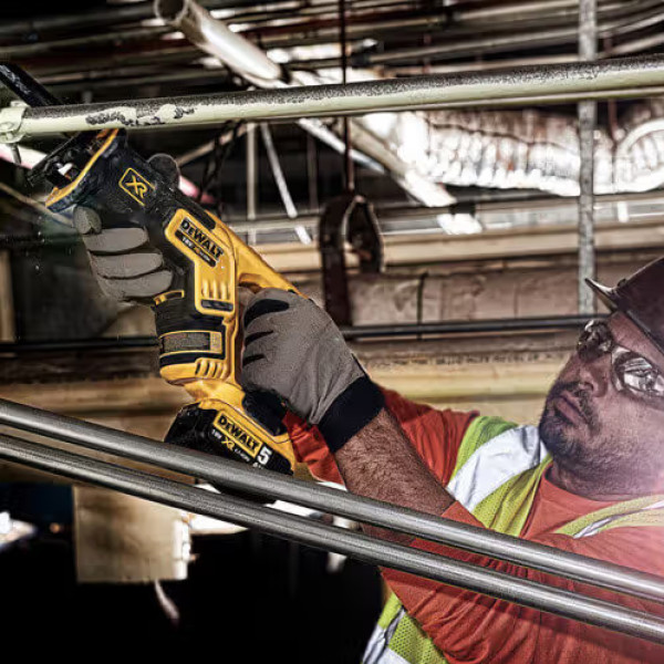 Фото - Пила шабельна DeWALT 18В XR Li-lon (DCS367P2)