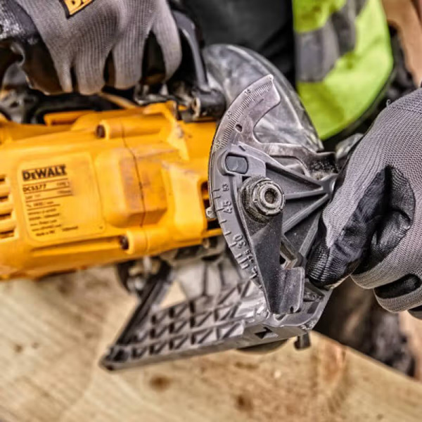 Фото - Пила дискова DeWALT DCS577N