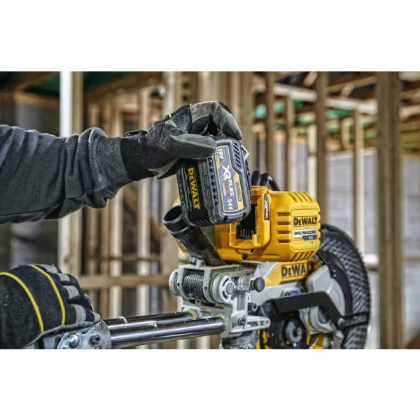Фото - Пила торцевая DeWALT DCS727N