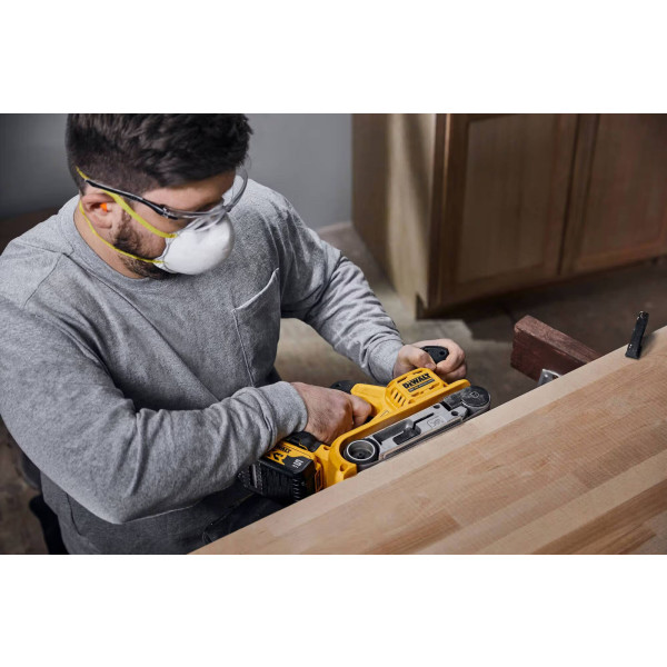 Фото - Ленточная шлиф. машина DeWALT XR Li-Ion 18 В 5 Аг (DCW220P2)