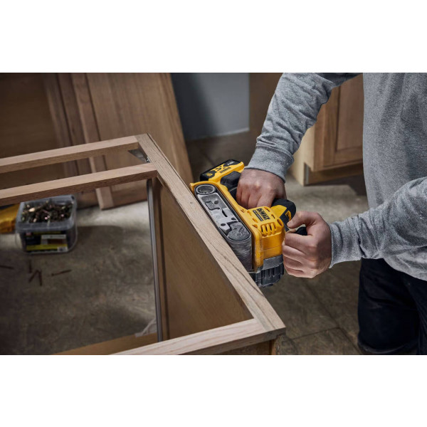 Фото - Ленточная шлиф. машина DeWALT XR Li-Ion 18 В 5 Аг (DCW220P2)