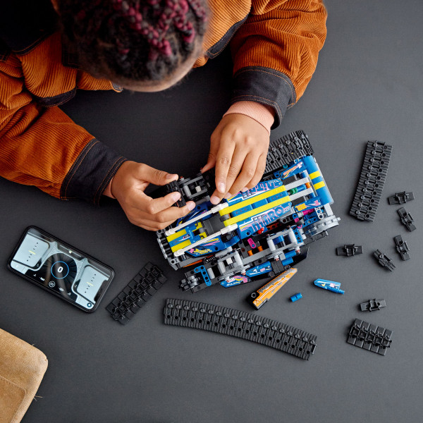 Фото - Конструктор LEGO Technic Машина-трансформер на керуванні з додатка. (42140)