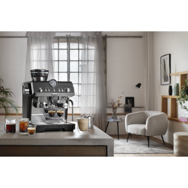 Фото - Кофеварка рожковая Delonghi EC9555.BK La Specialista Opera
