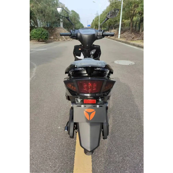 Фото - Електроскутер YADEA LUNA Black