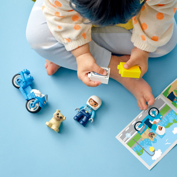 Фото - Конструктор LEGO DUPLO Town Поліцейський мотоцикл (10967)