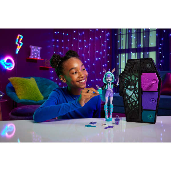 Фото - Колекційна лялька набір Monster High "Жахо-секрети Твайли" серії "Неонові та бомбезні" (HNF82)