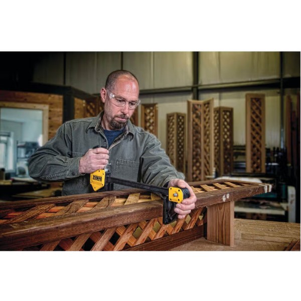 Фото - Струбцина DeWALT XL 600 мм максимальное давление 270 кг (DWHT0-83186)