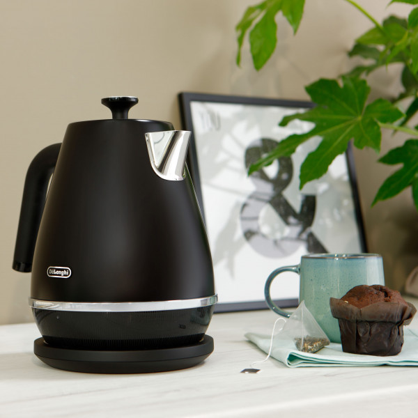 Фото - Електричний чайник Delonghi KBIN2001BK