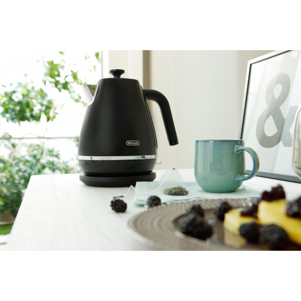 Фото - Електричний чайник Delonghi KBIN2001BK