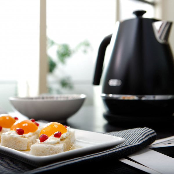 Фото - Електричний чайник Delonghi KBIN2001BK