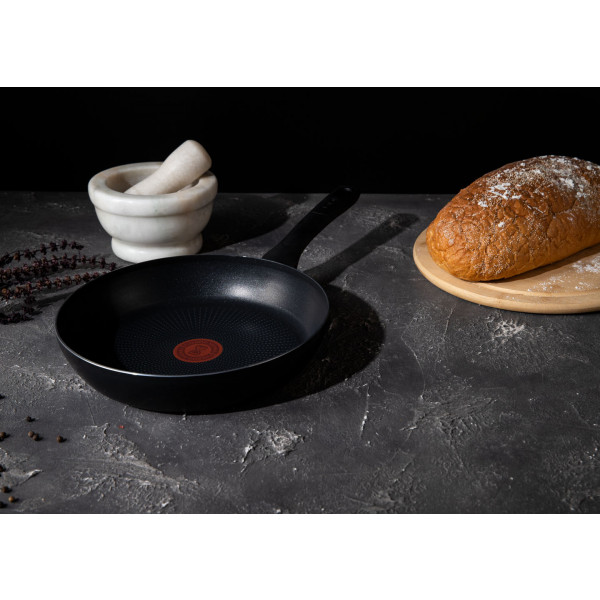 Фото - Сковорода універсальна Tefal C3940432 Resist Essential 24 см