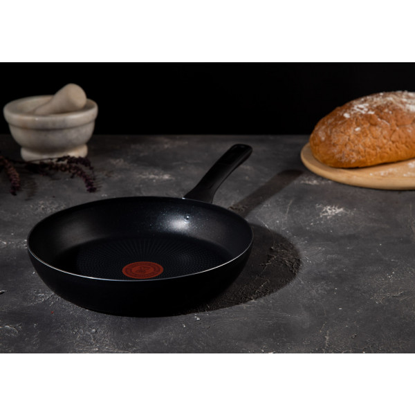 Фото - Сковорода універсальна Tefal C3940432 Resist Essential 24 см