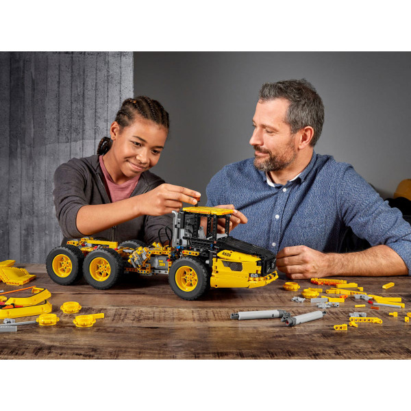 Фото - Конструктор LEGO Technik Шарнирный самосвал Volvo A25F 6х6 (42114)