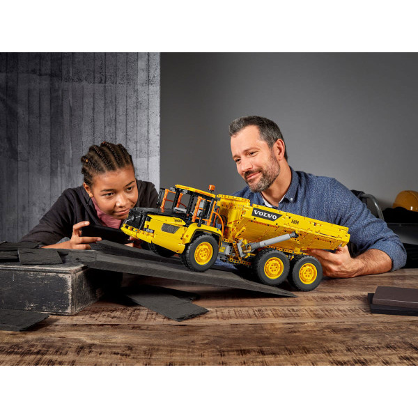 Фото - Конструктор LEGO Technik Шарнирный самосвал Volvo A25F 6х6 (42114)