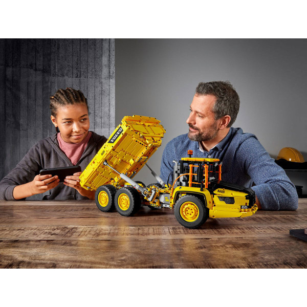 Фото - Конструктор LEGO Technik Шарнирный самосвал Volvo A25F 6х6 (42114)