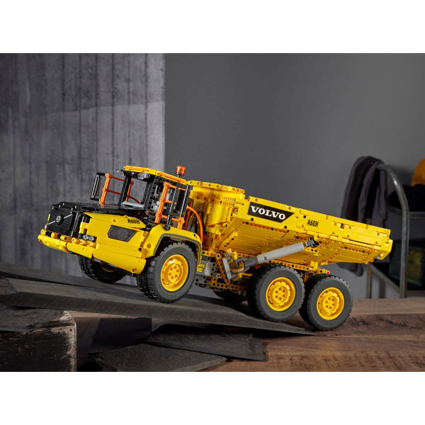 Фото - Конструктор LEGO Technik Шарнирный самосвал Volvo A25F 6х6 (42114)