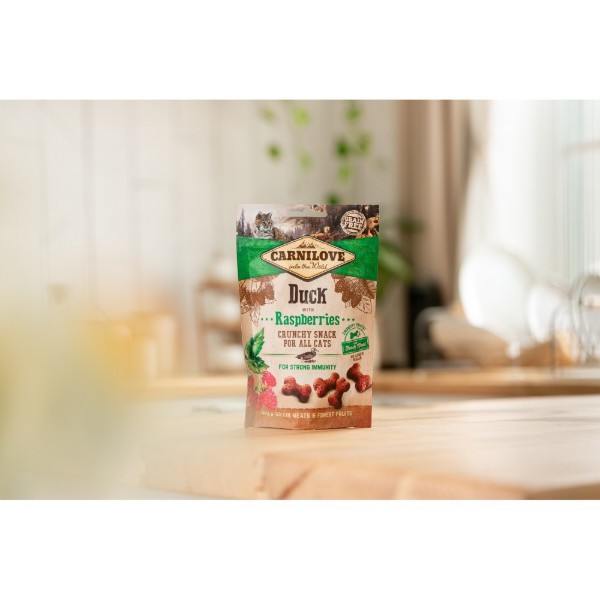Фото - Ласощі для котів Carnilove Cat Crunchy Snack Duck with Raspberries для міцного імунітету з качкою та малиною 50 г (8595602527199)