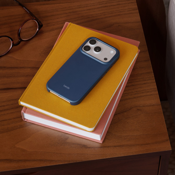 Фото - Чехол для смартфона Apple Beats iPhone 17 Pro Case with MagSafe and Camera Control Bedrock Blue (MGKG4)