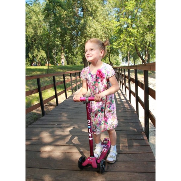 Фото - Трёхколёсный самокат Micro Maxi Deluxe Shocking Pink (MMD035)