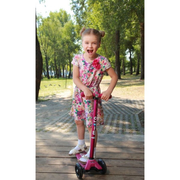 Фото - Трёхколёсный самокат Micro Maxi Deluxe Shocking Pink (MMD035)