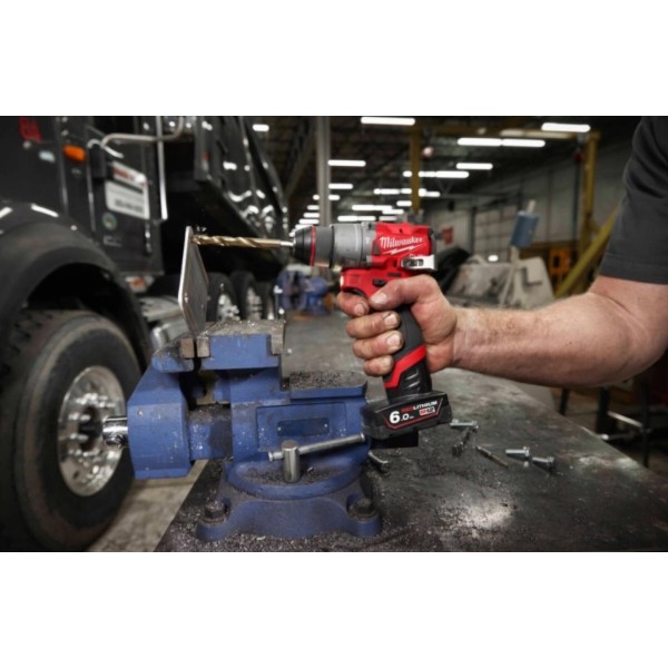 Фото - Дрель-шуруповерт Milwaukee M12 FPD2-202X (4933479868)