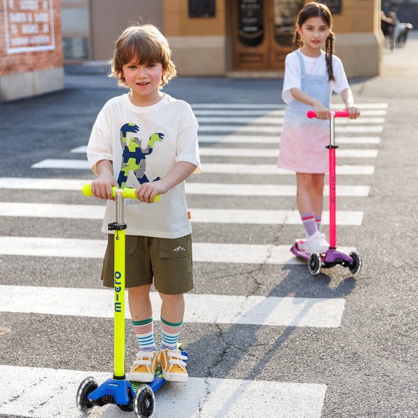 Фото - Двоколісний самокат Micro серії Maxi Deluxe Neon LED - УЛЬТРА РОЖЕВИЙ (MMD233)