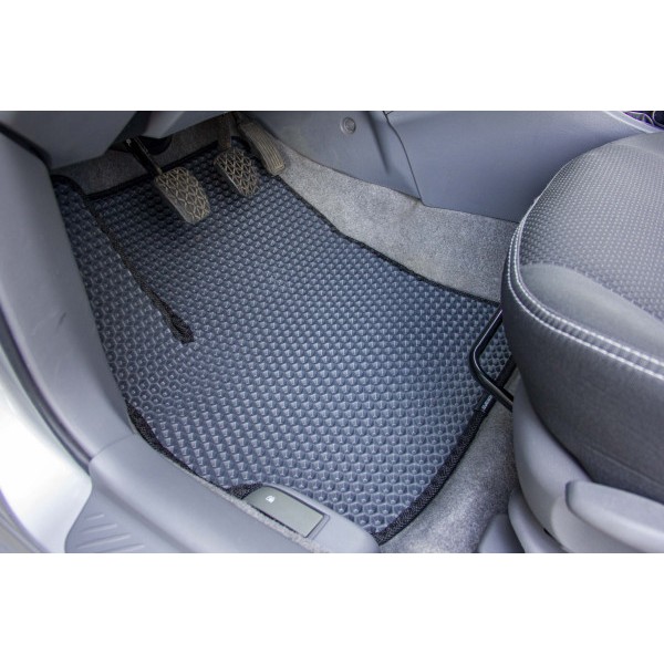 Фото - Коврики из экокожи в салон авто передние EVAtech для 3 (BK) Mazda 2004-2009 1 поколение Sedan EU MZ3135A2BBB