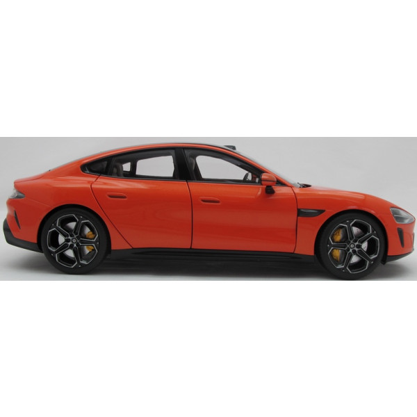 Фото - Коллекционная машинка 1:18 Xiaomi SU7 1/18 Lava Orange (BHR08KOGL)