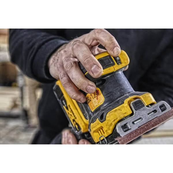 Фото - Віброшліфовальна машина DeWALT 18 В XR Li-lon (DCW200N)