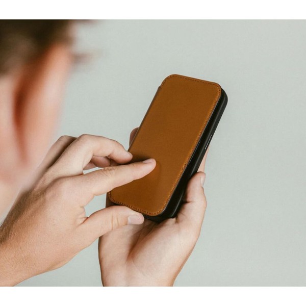 Фото - Чохол для смартфону Nomad Modern Leather Folio English Tan for iPhone 16 Pro (NM01678885)