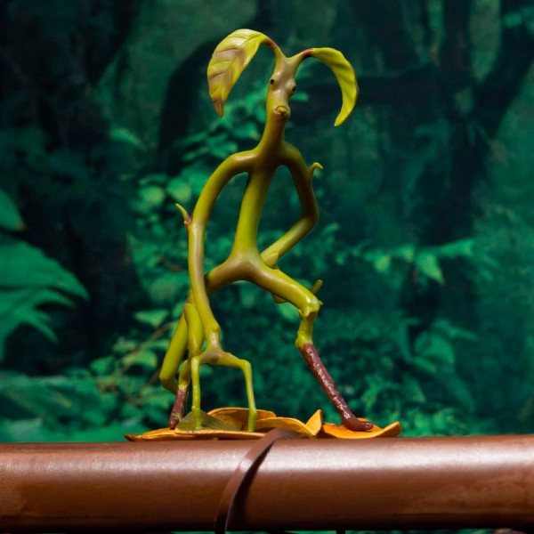 Фото - Колекційна фігурка Noble Collection FANTASTIC BEASTS Bowtruckle 20 см (NN5006)