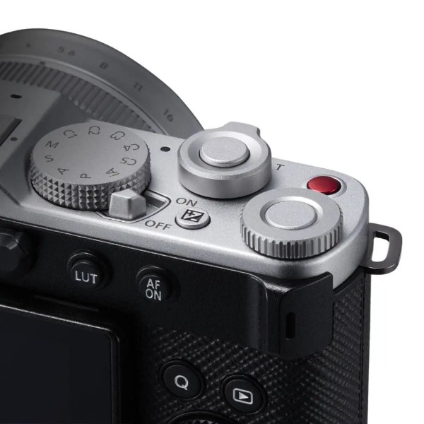 Фото - Фотокамера беззеркальная Panasonic DC-L10 Silver (DC-L10E-S)