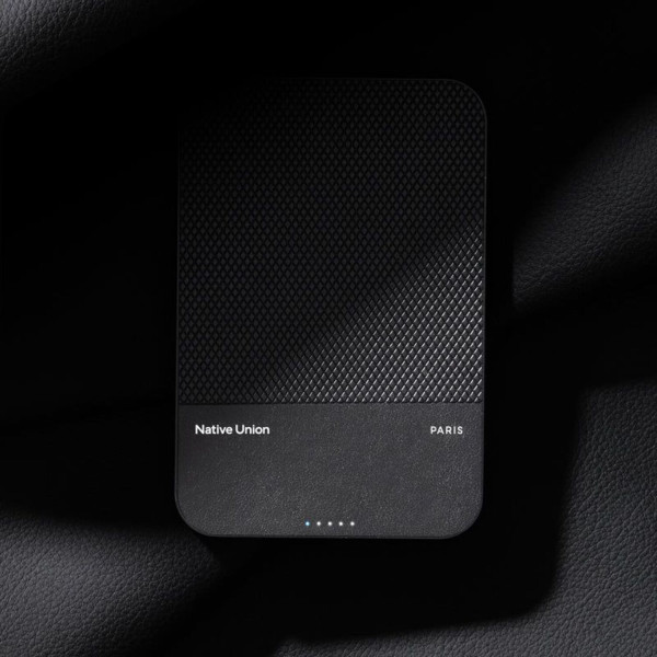 Фото - Батарея мобильная Native Union (Re) Classic Magnetic Power Bank 5 000mAh Black (PB-5KMS-BLK)