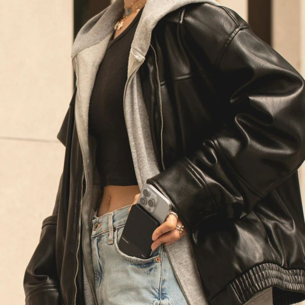 Фото - Батарея мобильная Native Union (Re) Classic Magnetic Power Bank 5 000mAh Black (PB-5KMS-BLK)