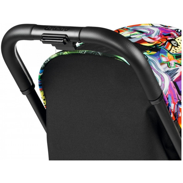 Фото - Коляска прогулочная Peg-Perego Selfie Street Art (черная с абстрактным рисунком)