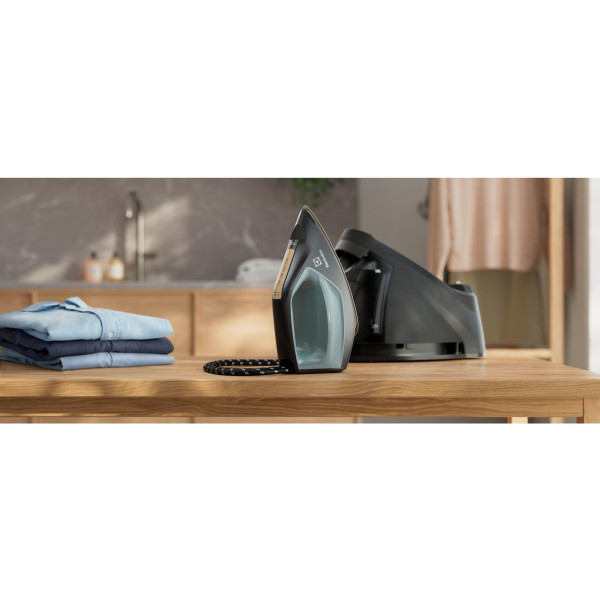 Фото - Утюг с парогенератором Electrolux E8ST2-8OG